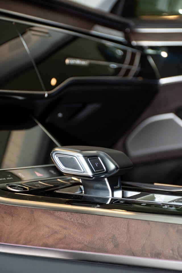 Audi-A8L-can-so-dang-dien-tu
