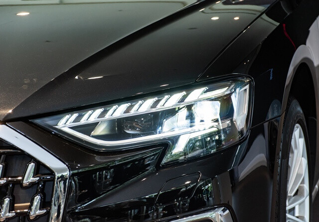 Audi-A8L-den-pha