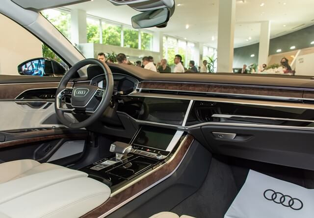 Audi-A8L-khoang-lai
