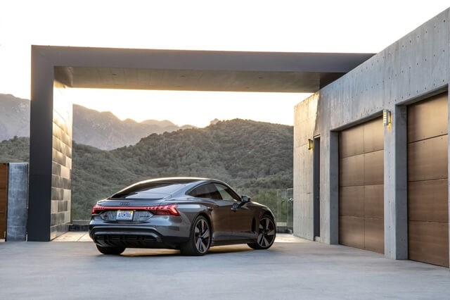 Audi-E-Tron-GT-hong-va-duoi-xe(1)
