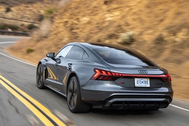 Audi-E-Tron-GT-hong-xe