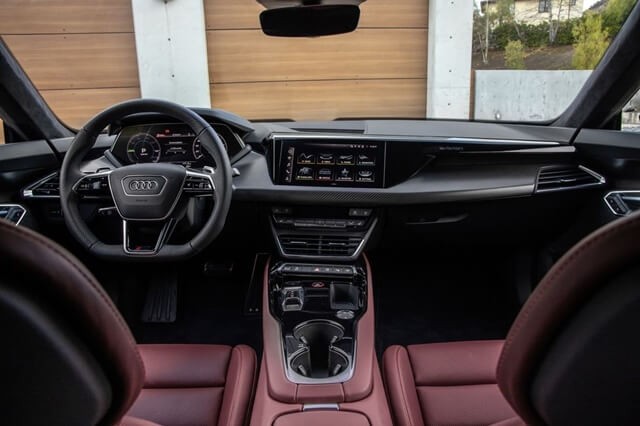 Audi-E-Tron-GT-noi-that-khoang-lai.