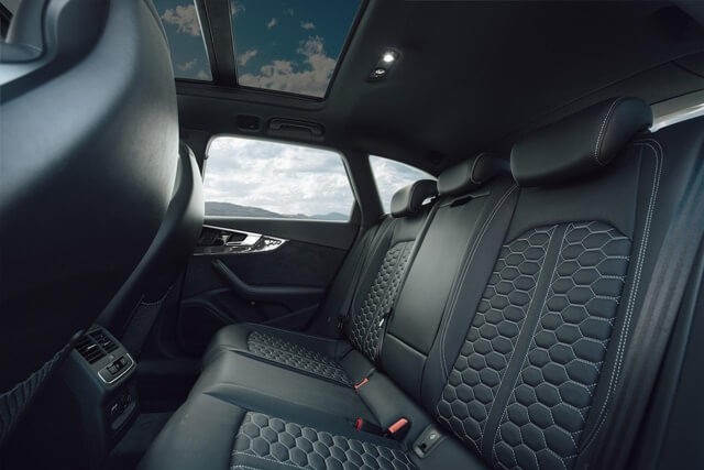 Audi-RS4-Avant-2021-khoang-sau
