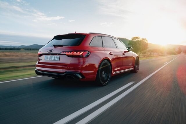 Audi-RS4-Avant-2021-van-hanh
