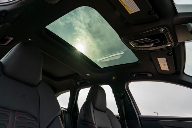 Audi-RS6-Avant-2021-cua-so-troi-toan-canh