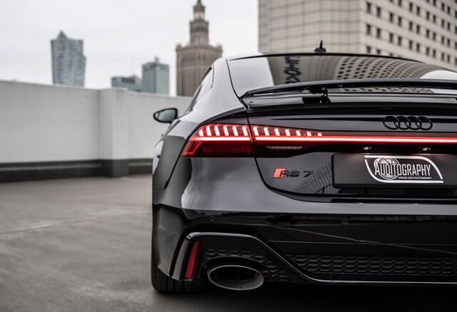 Audi-RS7-2021-ong-xa