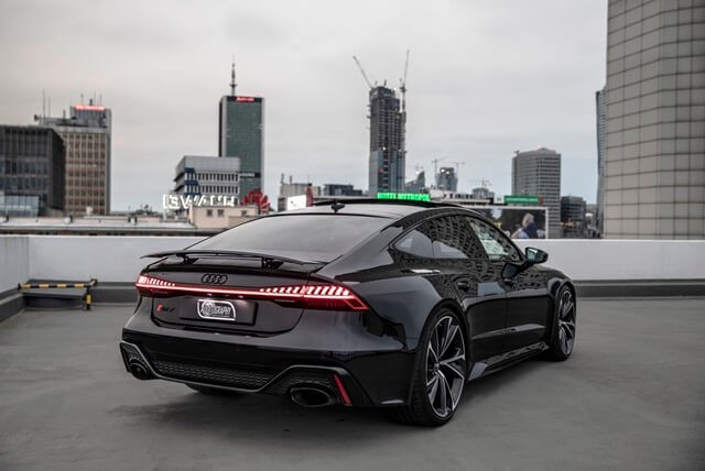 Audi-RS7-2021-phan-hong-xe
