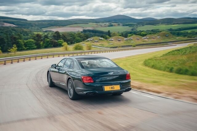 Bentley-flying-spur-2022-hong-va-duoi-xe