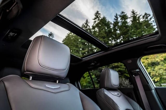 Cadillac-XT4-cua-so-troi