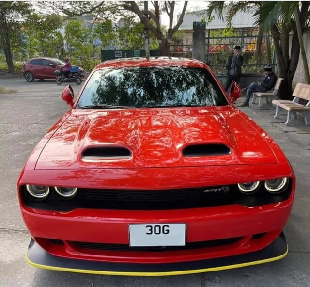 Dodge-Challenger-SRT-Hellcat-Widebody-dau-tien-tai-Vietnam