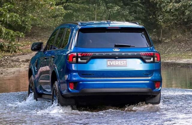 Ford-Everest-2023-hong-xe