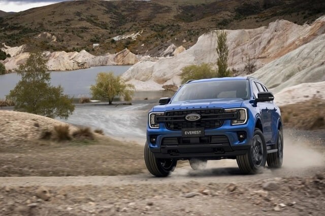 Ford-Everest-2023-van-hanh