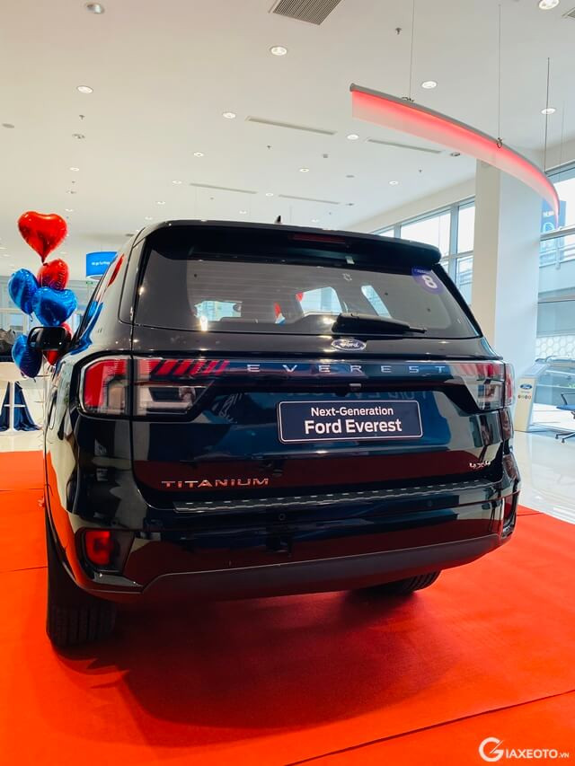Ford-Everest-2025-duoi-xe