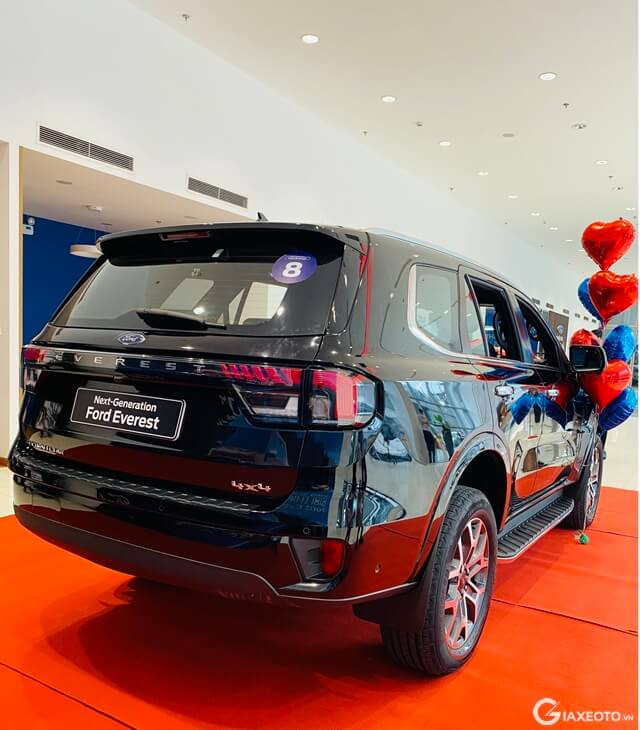 Ford-Everest-2025-hong-xe