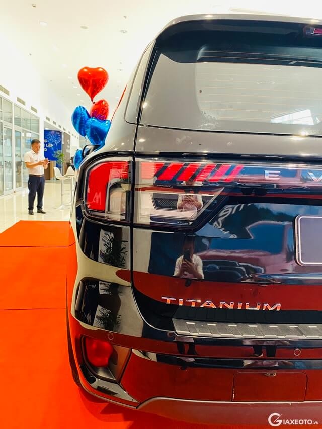 Ford-Everest-den-hau