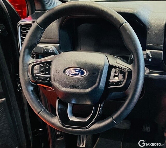 Ford-Everest-vo-lang