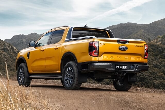 Ford-Ranger-2022-hong-va-duoi-xe