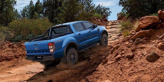 Ford-Ranger-FX4-Max-van-hanh