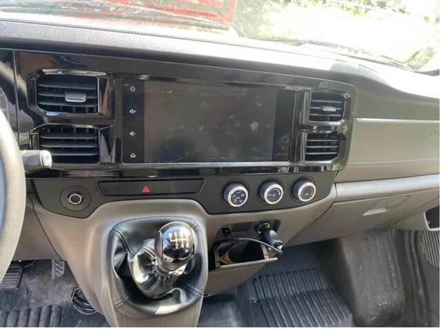 Ford-Transit-man-hinh-giai-tri