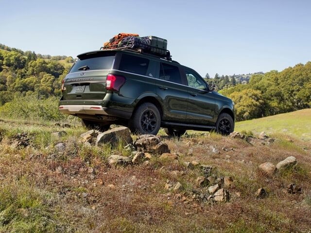 Ford-expedition-hong-va-duoi-xe