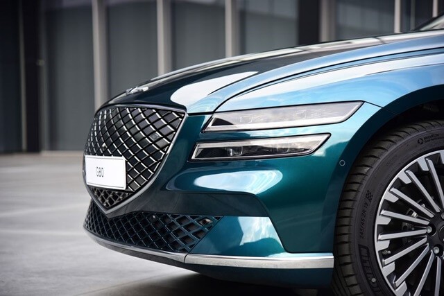Genesis-Electrified-G80-can-canh-den-pha