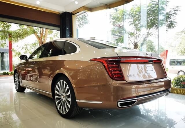 Hongqi-H9-hong-va-duoi-xe