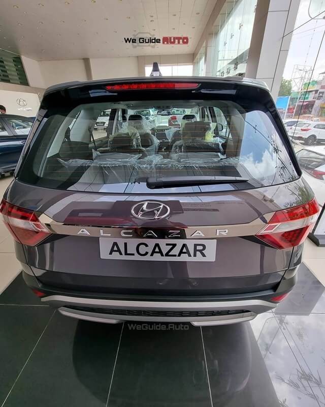 Hyundai-Alcazar-duoi-xe