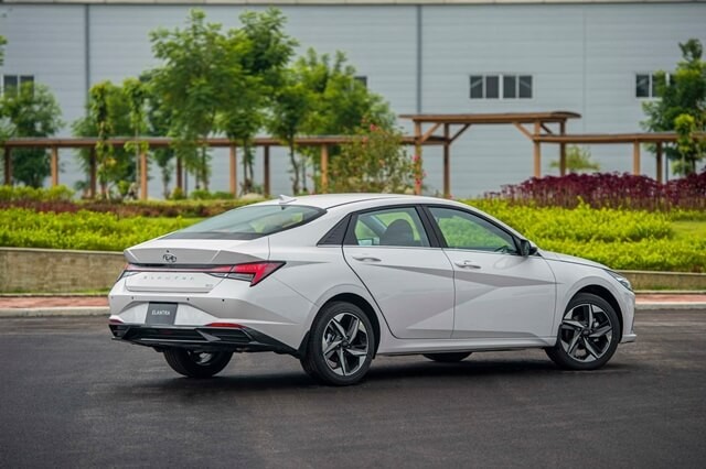 Hyundai-Elantra-the-he-moi-hong-xe