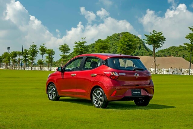Hyundai-Grand-i10-2022-hong-va-duoi-xe