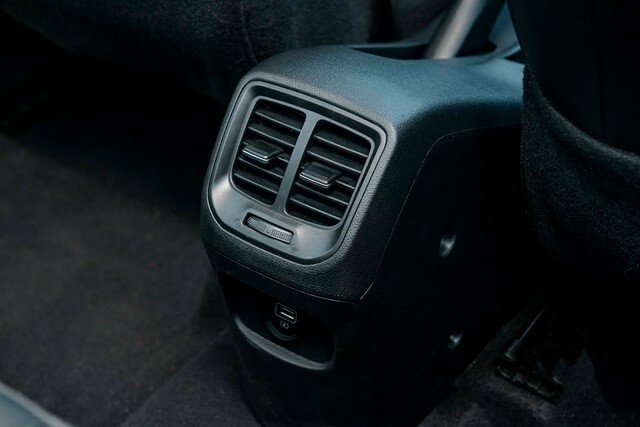Hyundai-Grand-i10-2022-khe-gio-hang-ghe-sau