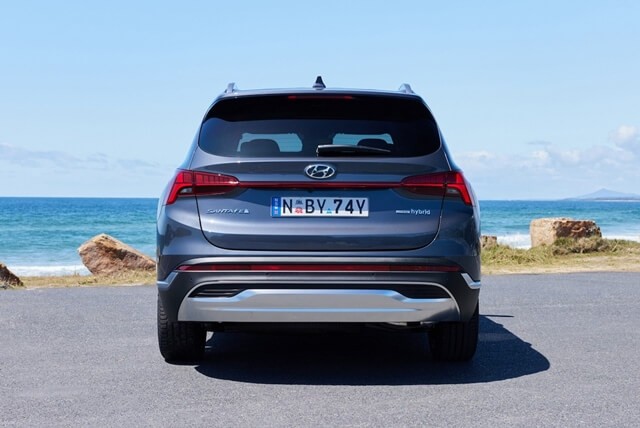 Hyundai-Santafe-Hybrid-duoi-xe