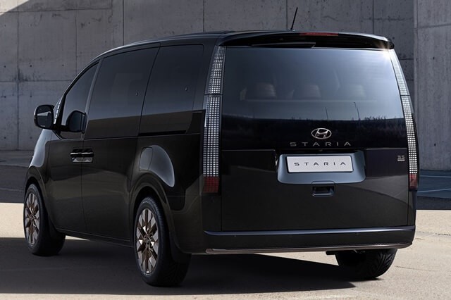 Hyundai-Staria-hong-va-duoi-xe
