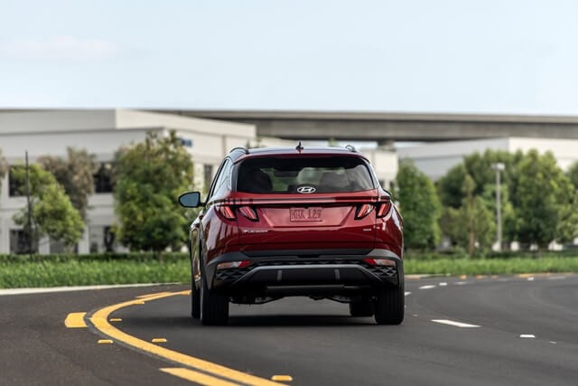 Hyundai-Tucson-2022-duoi-xe