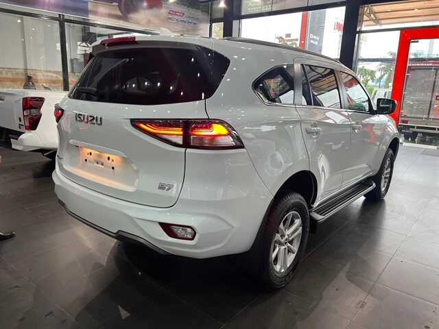 Isuzu-Mu-X-hong-va-duoi-xe
