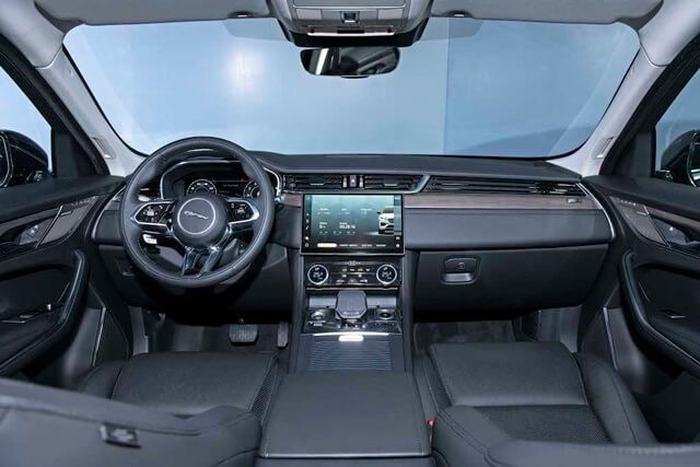 Jaguar-F-Pace-khoang-lai
