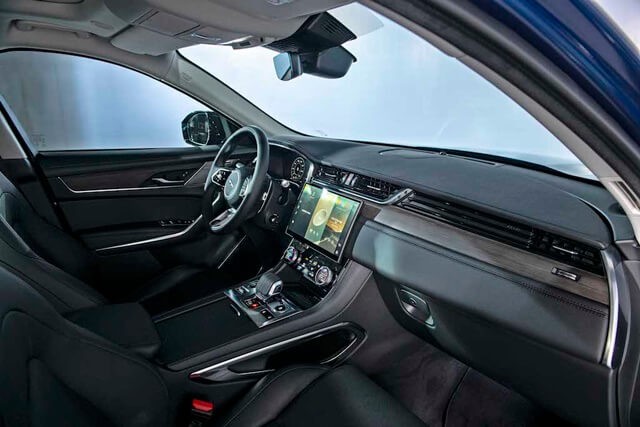 Jaguar-F-Pace-khong-gian-khoang-lai