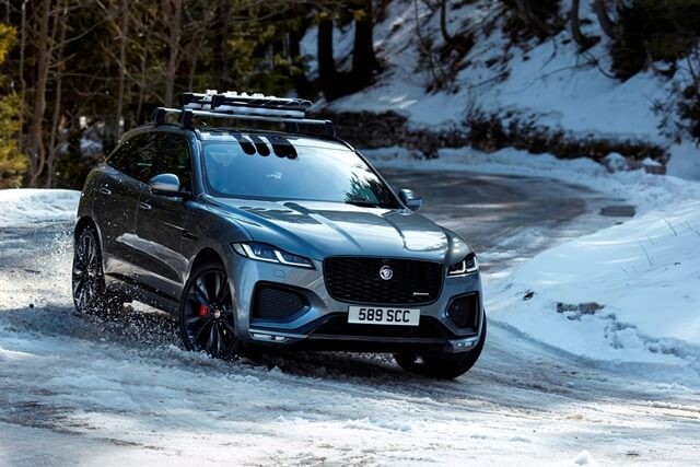 Jaguar-F-Pace-van-hanh