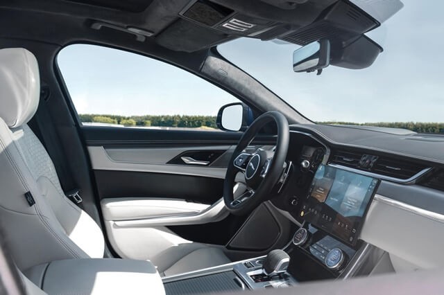 Jaguar-XF-2021-khoang-gian-khoang-lai