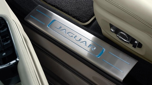 Jaguar-XJ-bac-len-xuong