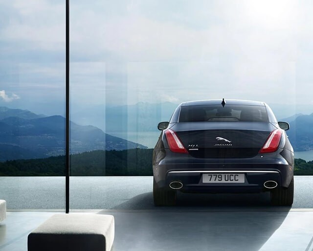 Jaguar-XJ-duoi-xe