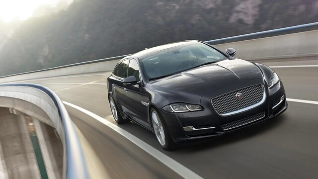 Jaguar-XJ-phan-dau-xe