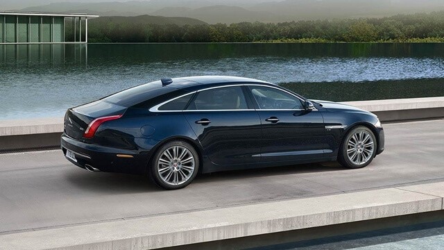 Jaguar-XJ-phan-than-xe