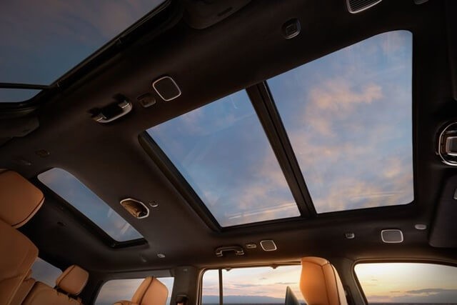 Jeep-Grand-Wagoneer-cua-so-troi