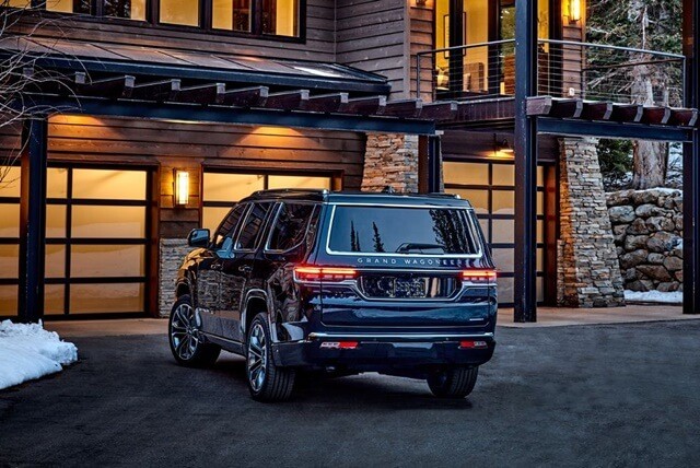Jeep-Grand-Wagoneer-duoi-xe