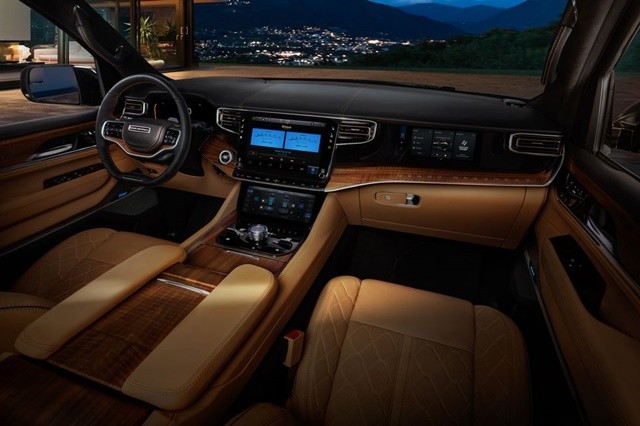 Jeep-Grand-Wagoneer-khoang-lai
