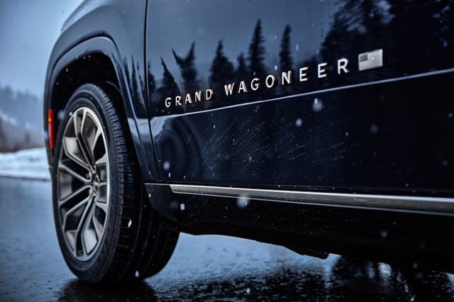 Jeep-Grand-Wagoneer-la-zang