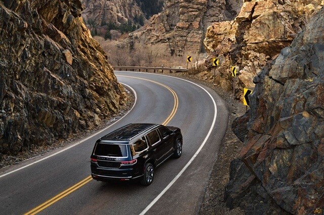 Jeep-Grand-Wagoneer-ngoai-that-tu-tren-xuong
