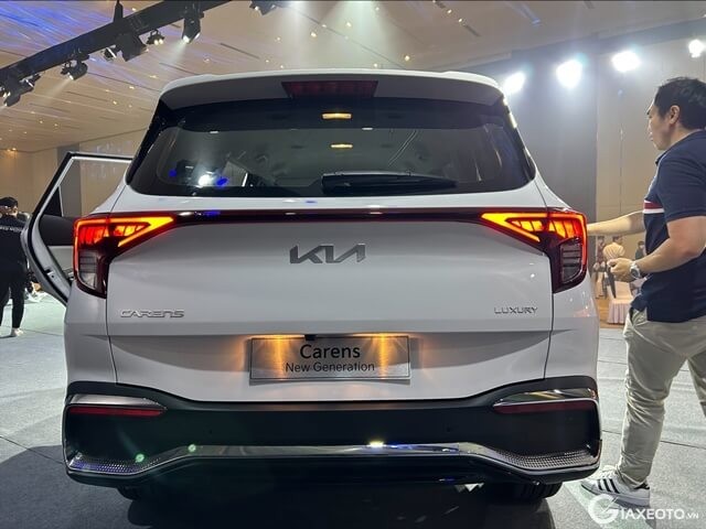 Kia-Carens-duoi-xe-giaxeoto
