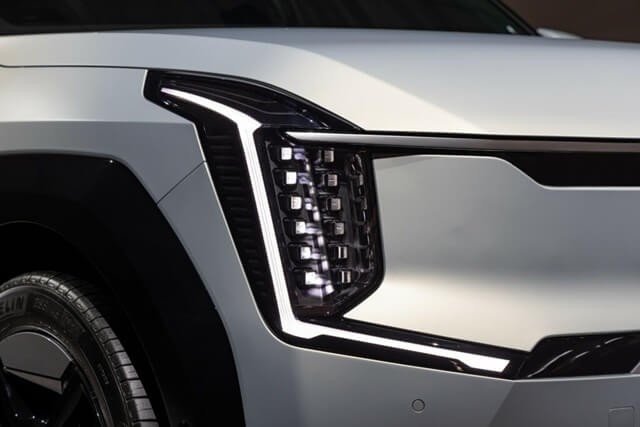 Kia-EV9-den-pha