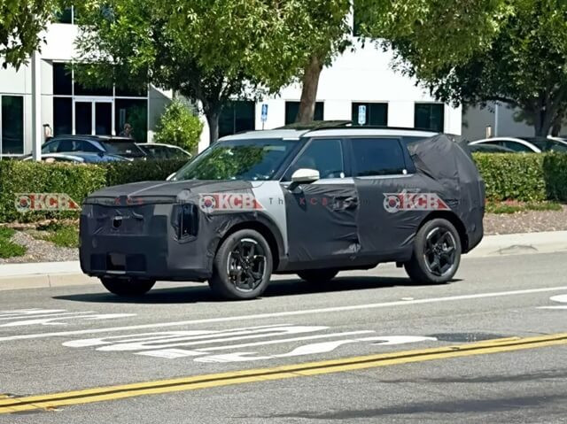 Kia-Telluride-2025-tren-duong-thu
